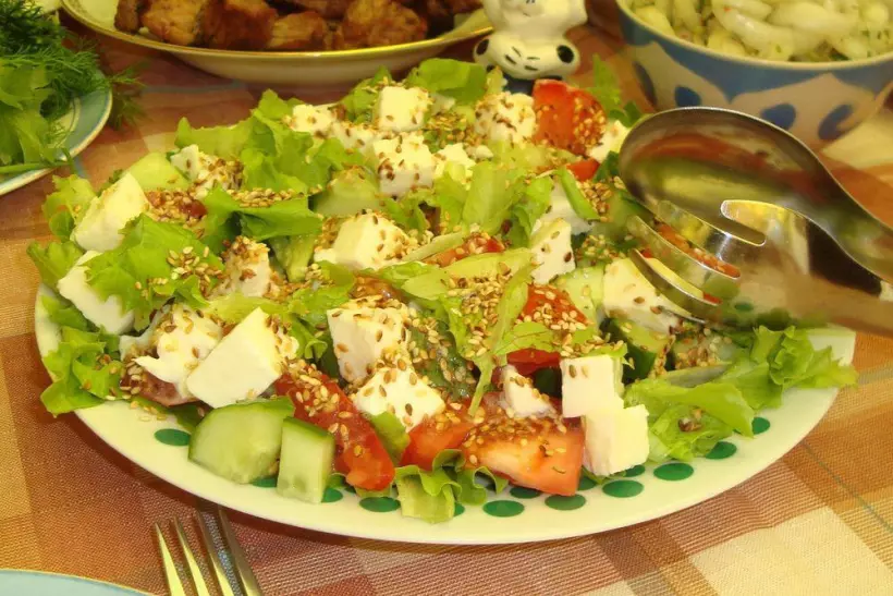 Готовим Салаты Овощной салат с моцареллой, кунжутом и пикатной заправкой