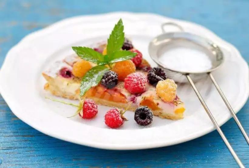 Готовим Десерты Летний пирог с ягодами и сметаной