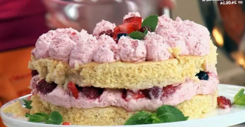 Готовим Десерты Миндальный бисквит под ягодным суфле
