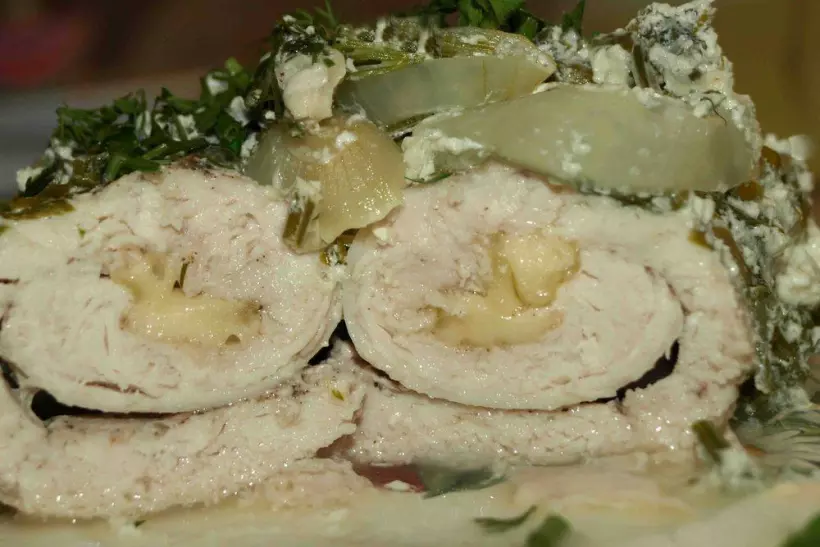 Готовим Мясо Куриные рулеты с сыром, запеченные с луком, зеленью и сливками