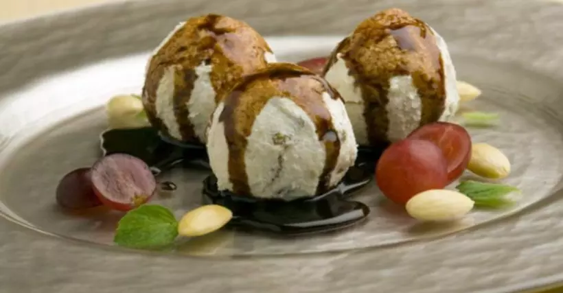 Готовим Десерты Творожные шарики с шоколадным соусом