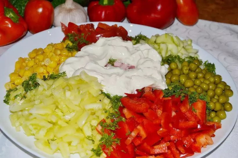 Готовим Салаты Салат Любимый с колбасой и овощами