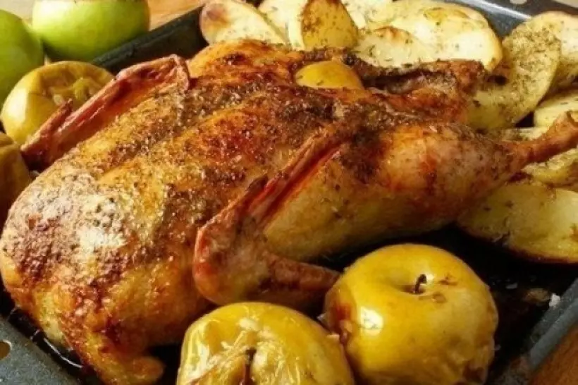 Готовим Мясо Праздничная утка с яблоками в духовке