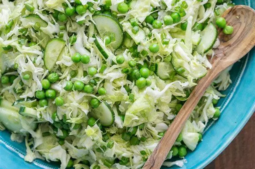 Готовим Вегетарианские Салат из свежей капусты и зеленого горошка