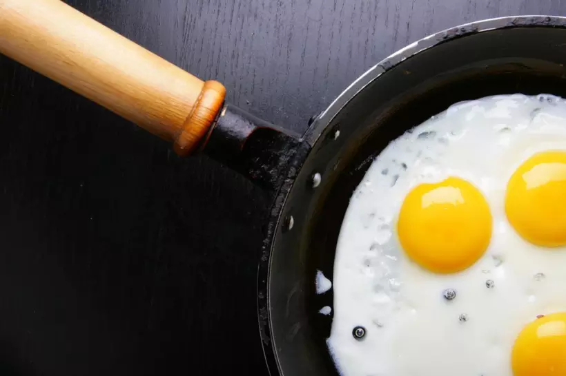 В чем жарить яичницу – советы по выбору сковороды