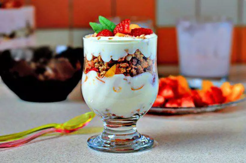 Готовим Десерты Фруктовый десерт с йогуртом и мюсли