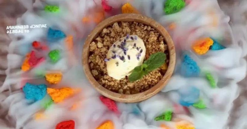 Готовим Десерты Панна-котта с персиками, миндальным крамблом и мороженым