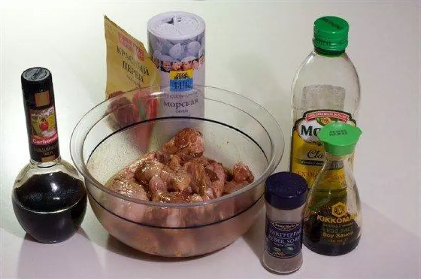 Готовим Мясо Куриные крылышки в маринаде из бальзамического уксуса, соевого соуса и кайенского перца