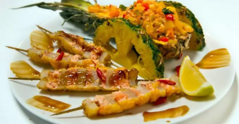 Готовим Рыба Шашлычок из гребешка и лосося с овощным соте в ананасе