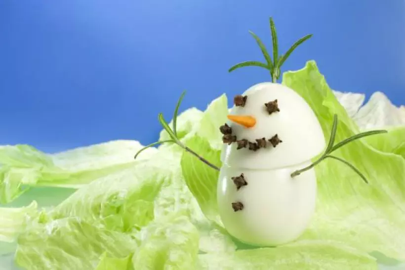 Готовим Праздники Детский Новый год: Снеговичок из яиц