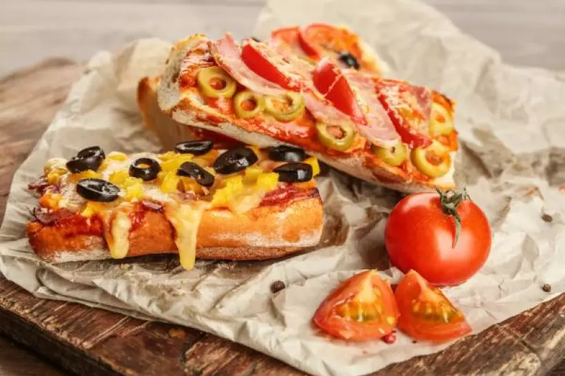 Готовим Закуски Мини-пицца из хлеба с ветчиной и оливками