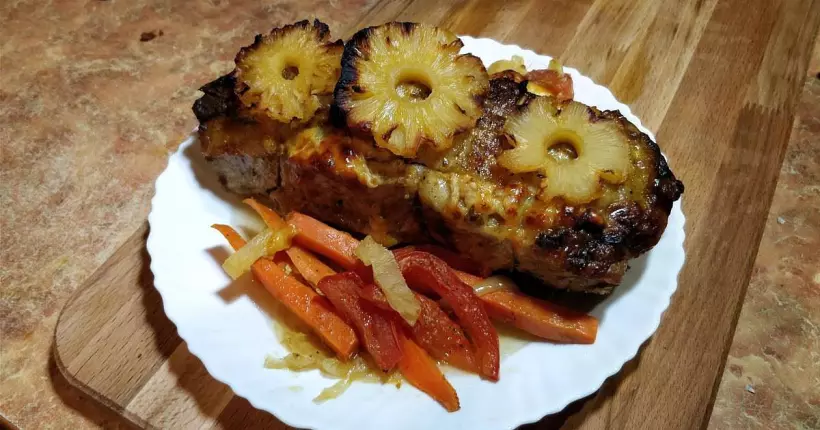 Готовим Мясо Запеченное мясо в духовку с ананасом, на подушке из овощей