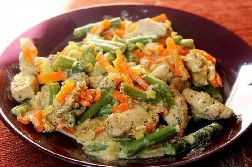 Готовим Здоровье Курица со стручковой фасолью и овощами в сливочном соусе