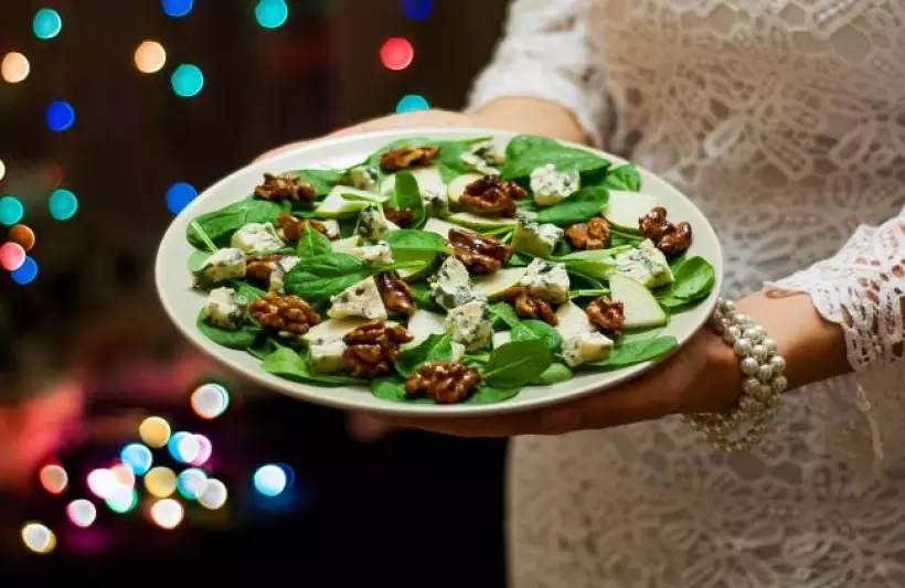 Готовим Салаты Новогодний пикантный салат с изюминкой