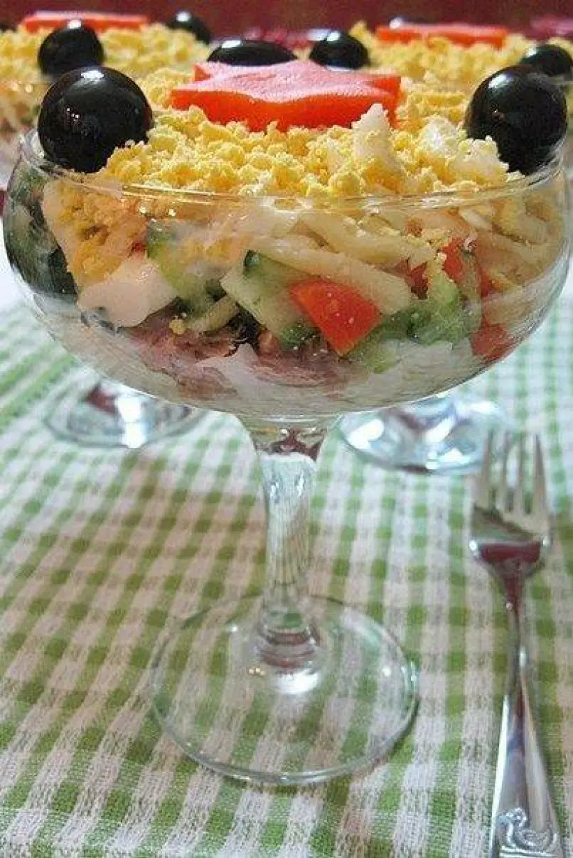 Готовим Салаты Слоеный салат с тунцом и сыром