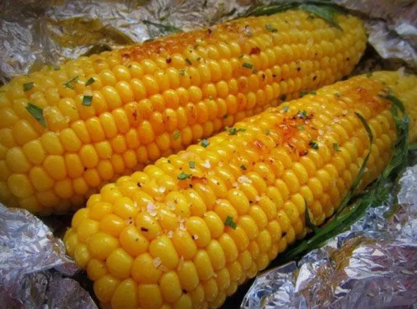 Готовим Вегетарианские Кукуруза, запеченная в фольге с чесноком