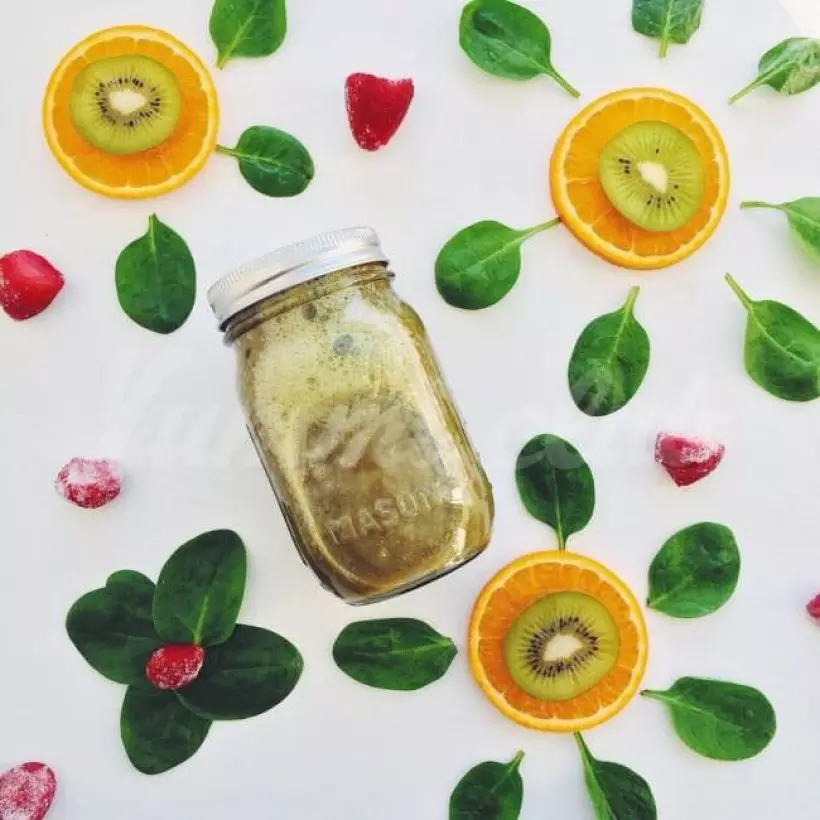 Готовим Десерты Апельсиново-клубничный смузи со шпинатом и киви
