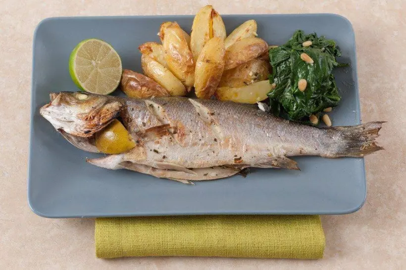 Готовим Рыба Сибас по‑милански, запеченный с букетом ароматных трав, с картофелем и шпинатом