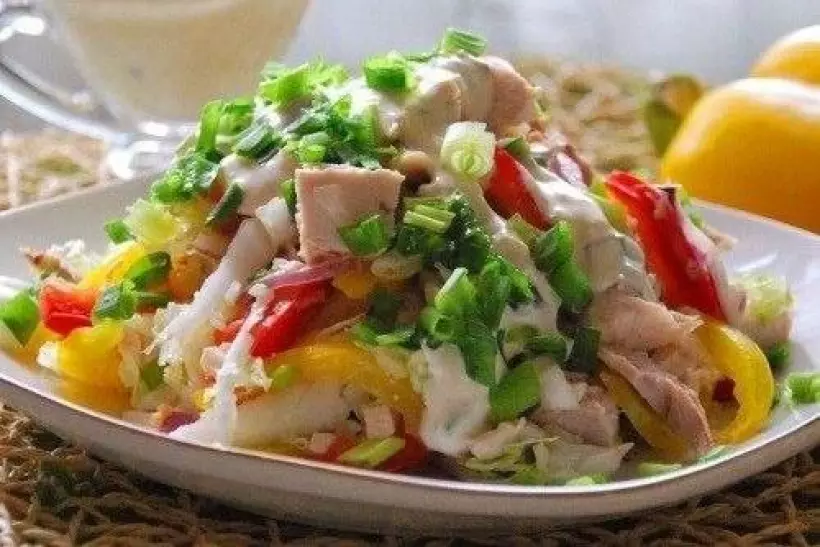 Готовим Салаты Разноцветный куриный салат с перцами и капустой