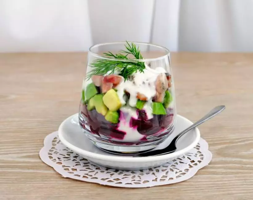 Готовим Праздники Рецепты на 8 марта: Салат из сельди, свеклы и авокадо