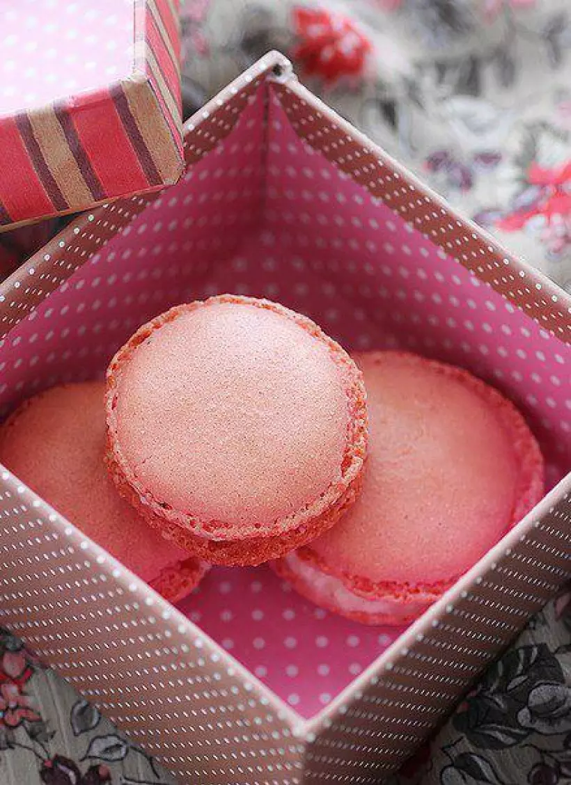 Готовим Десерты Розовые макаруны с клубникой