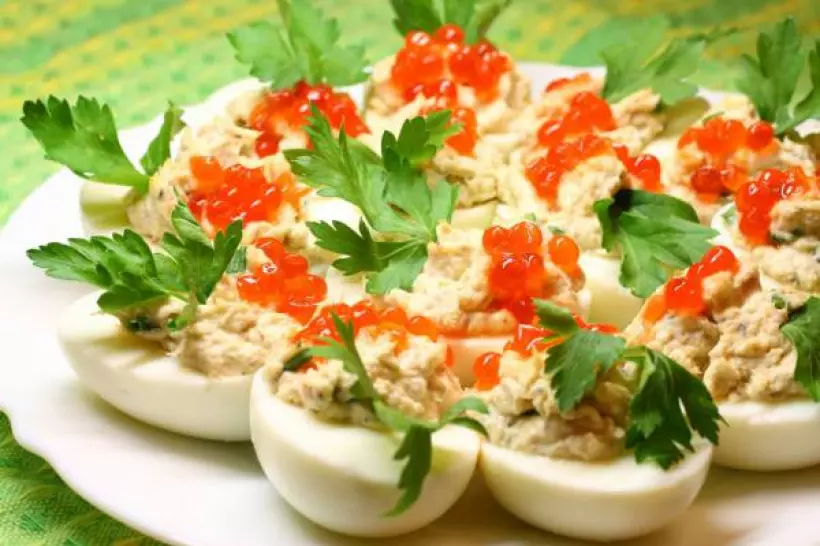 Готовим Праздники Новогодние рецепты: Фаршированные яйца с красной икрой