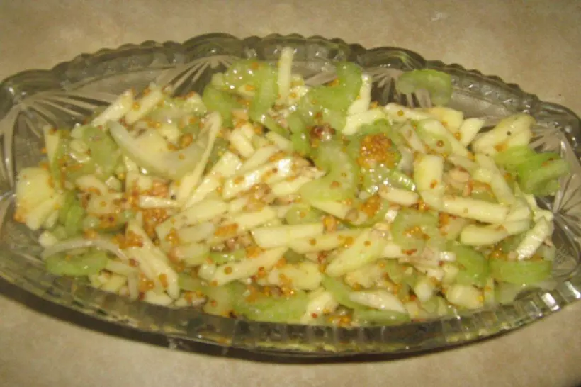 Готовим Салаты Салат из сельдерея и яблок с горчичным винегретом