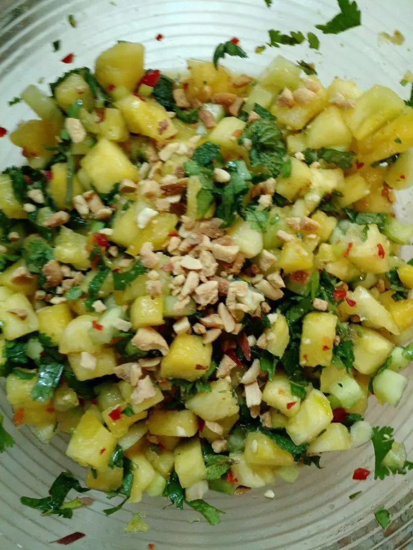 Готовим Салаты Тайский огуречный салат с ананасами, зеленью и арахисом