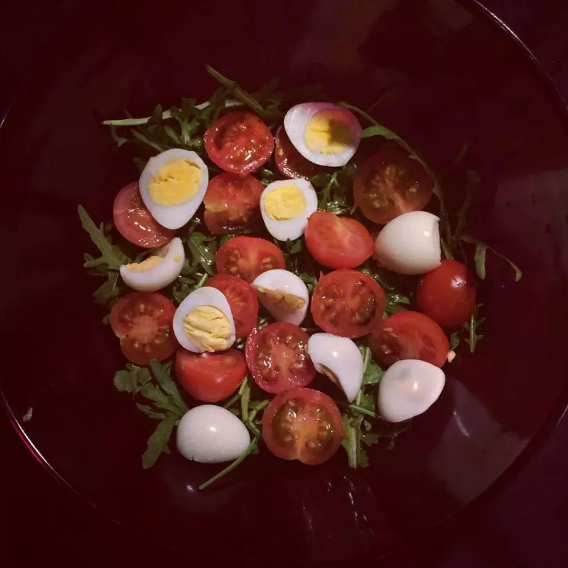 Готовим Салаты Легкий салат с рукколой и перепелинными яйцами