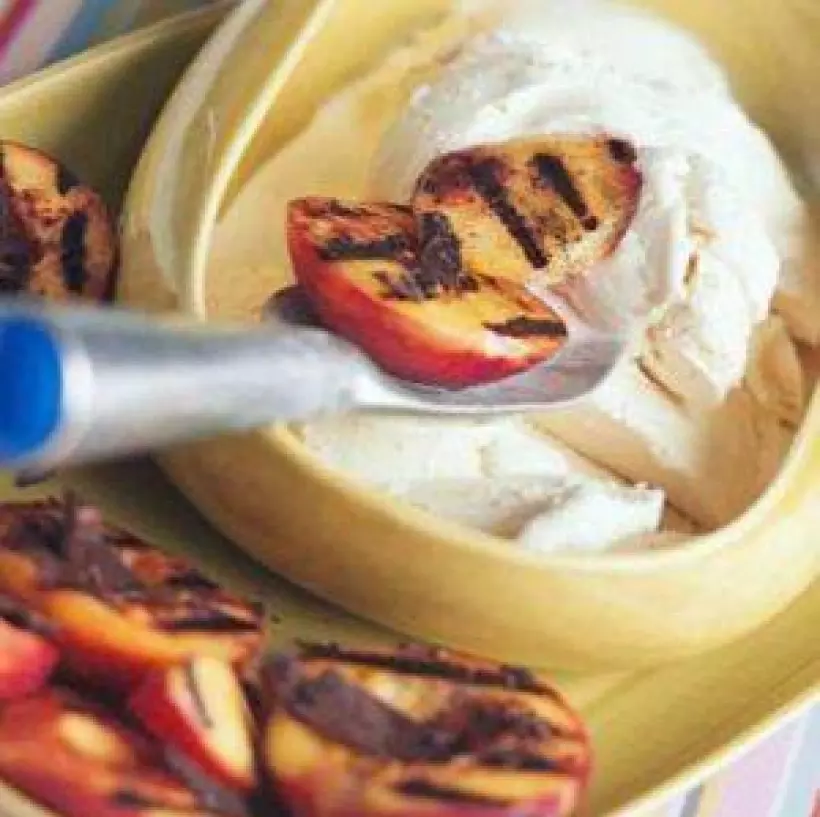 Готовим Десерты Сливочное мороженое с поджаренными на гриле нектаринами