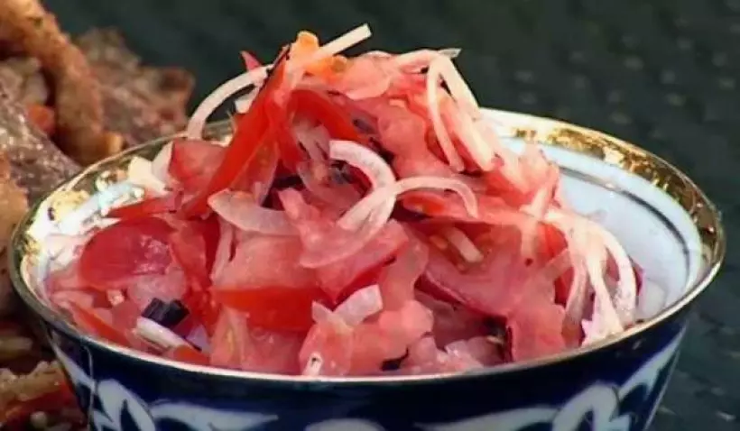Готовим Салаты Узбекский салат с помидорами, луком и базиликом «Шакароб»