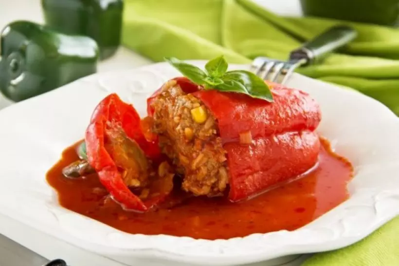 Готовим Мясо Фаршированные перцы в сметанно-томатном соусе с зеленью