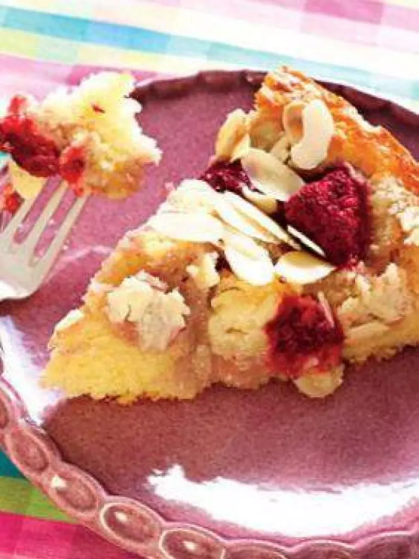 Готовим Десерты Пирог со свежей малиной и лепестками миндаля
