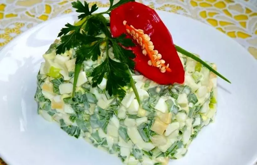 Готовим Салаты Салат «Любимый» из зеленого лука с сыром и яйцами