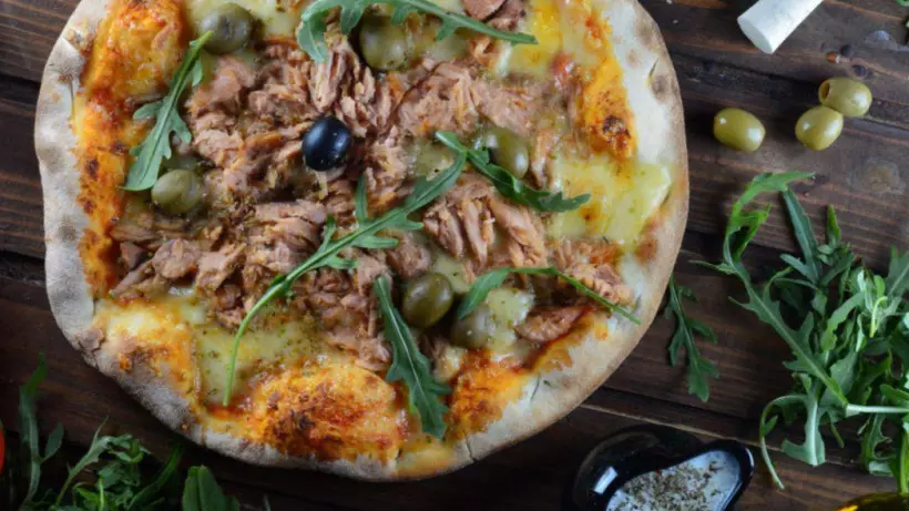 Готовим Закуски Мини-пицца с тунцом, оливками и рукколой