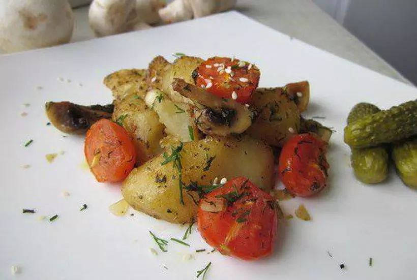 Готовим Закуски Запеченный картофель с грибами и томатами