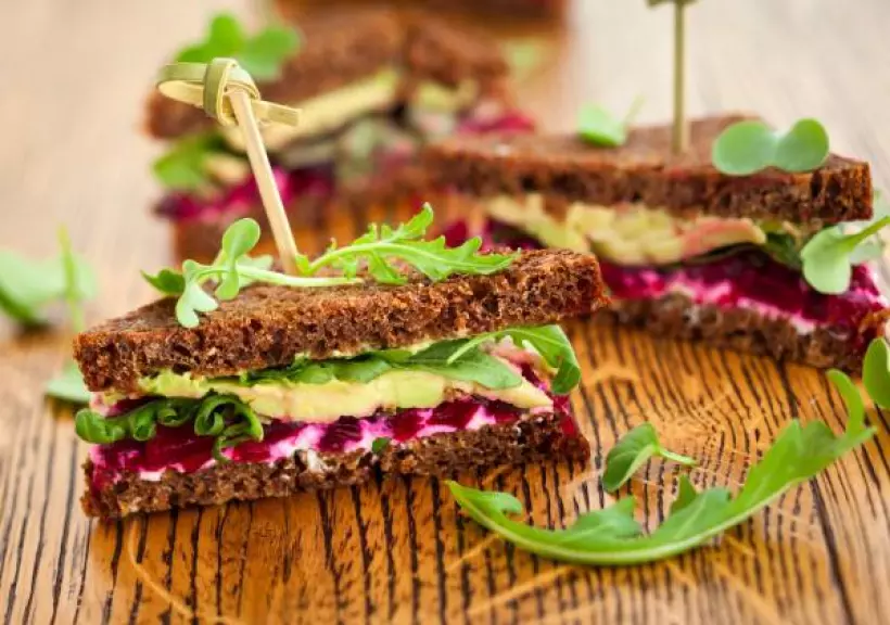 Готовим Праздники Новогодние рецепты: Сэндвич с авокадо и свеклой