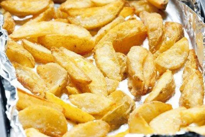 Готовим Закуски Запеченые на гриле дольки картофеля с луком