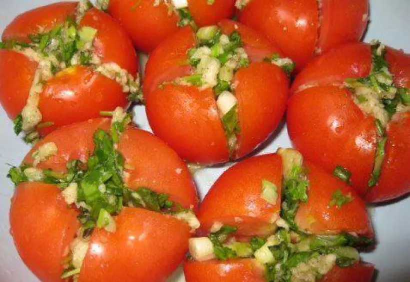 Готовим Консервация Малосольные помидоры с начинкой