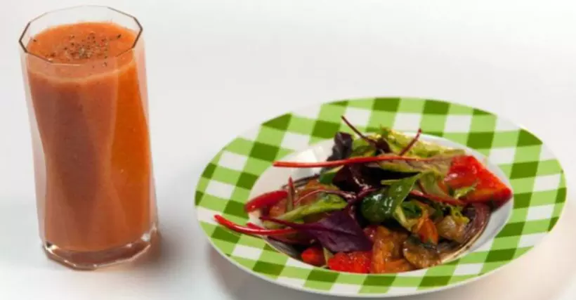 Готовим Салаты Теплый овощной салат и томатный шейк