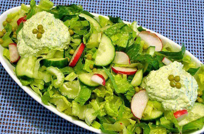 Готовим Салаты Зеленый салат с соусом из душистой брынзы
