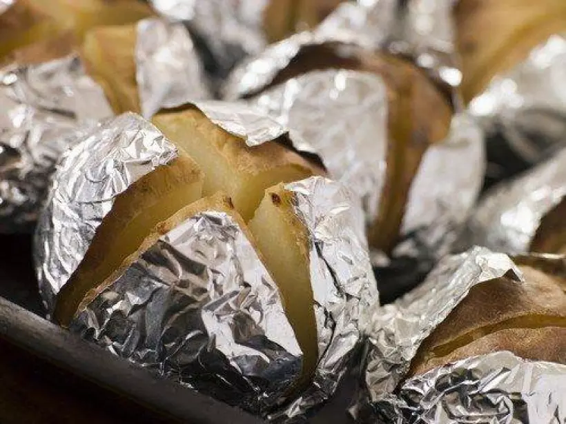Готовим Закуски Ароматный картофель с луком в фольге на гриле
