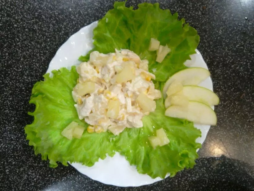 Готовим Салаты Куриный салат с ананасом, яблоками и кукурузой