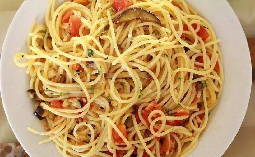 Готовим Закуски Спагетти с баклажанами и помидорами