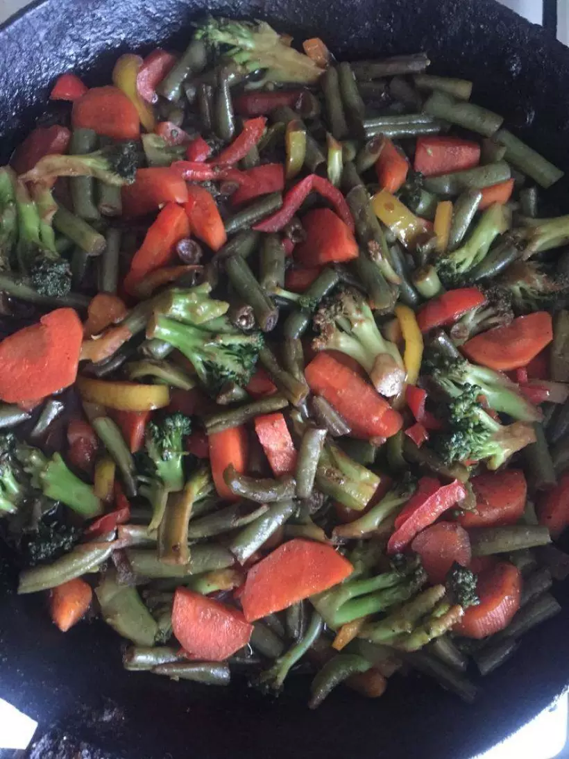 Готовим Вегетарианские Капуста брокколи и стручковая фасоль тушеные в чесночно-соевом соусе
