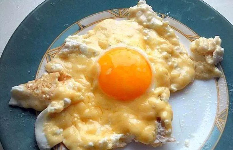 Готовим Яйца Яичница со сметаной и сыром