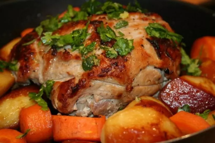 Готовим Мясо Запеченная свинина с овощами под гремолатой