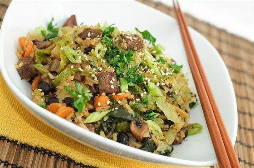 Готовим Вегетарианские Жареный рис с овощами, соевым соусом, супом мисо и пикулями