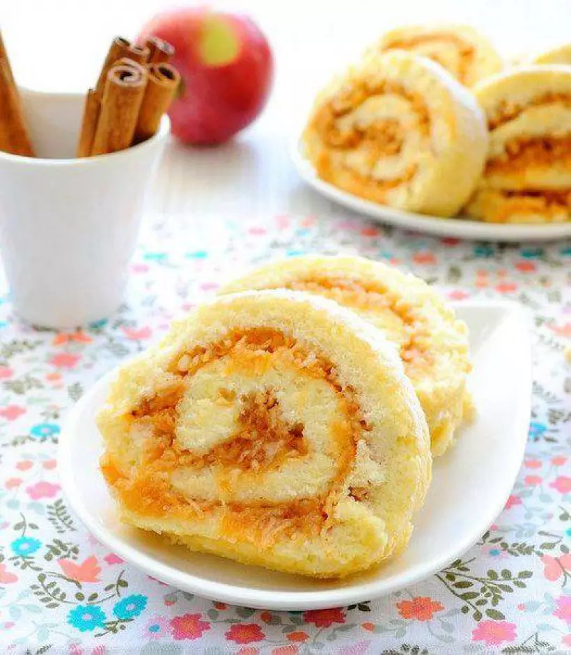 Готовим Десерты Бисквитный рулет с яблоками