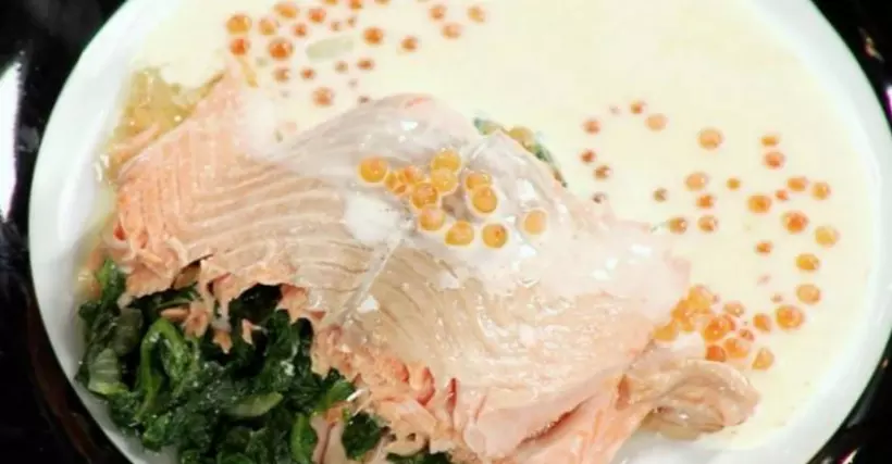 Готовим Рыба Форель, фаршированная шпинатом с соусом из шампанского и красной икры